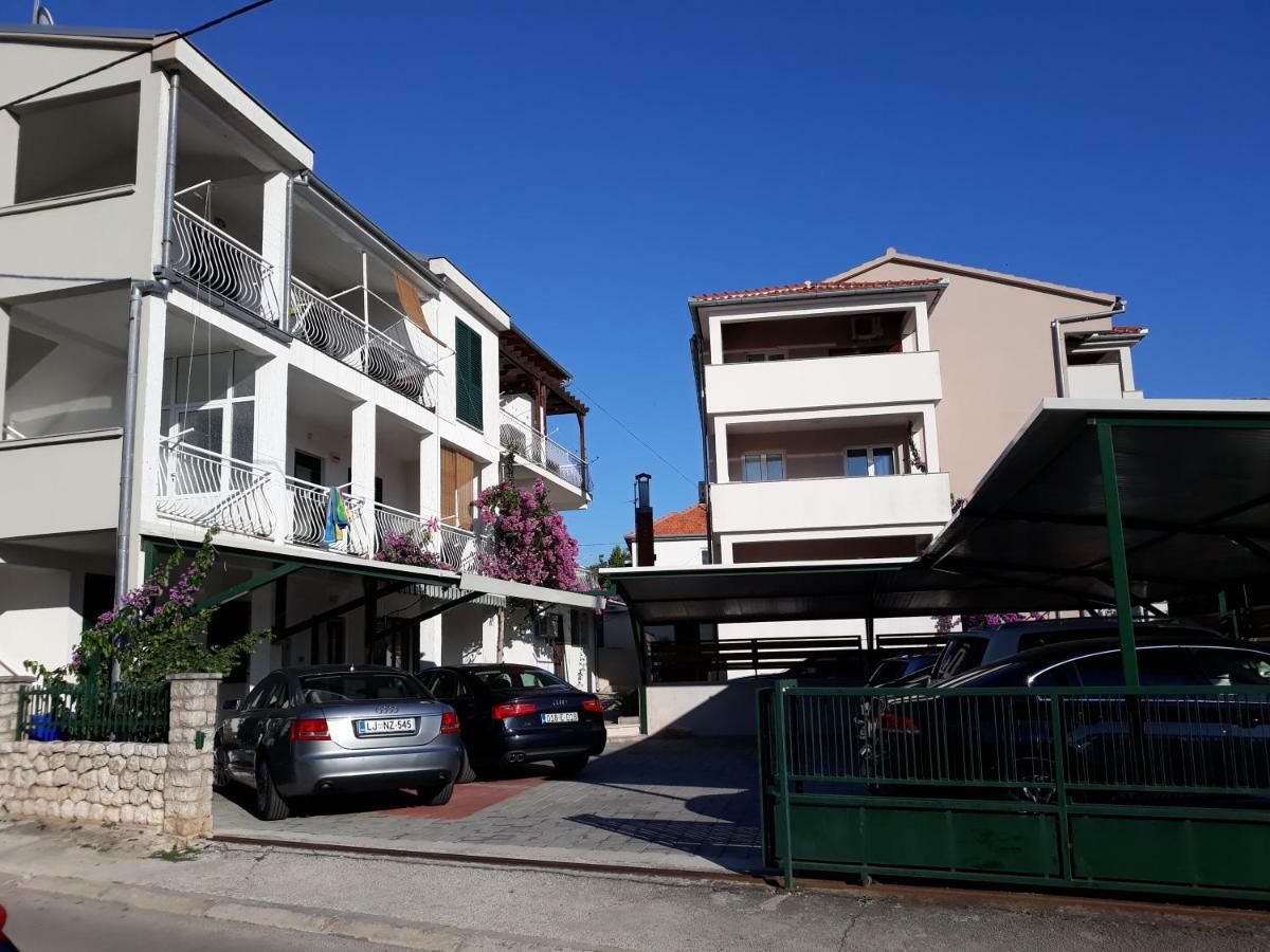 Apartmani Diana ビオグラード・ナ・モル エクステリア 写真